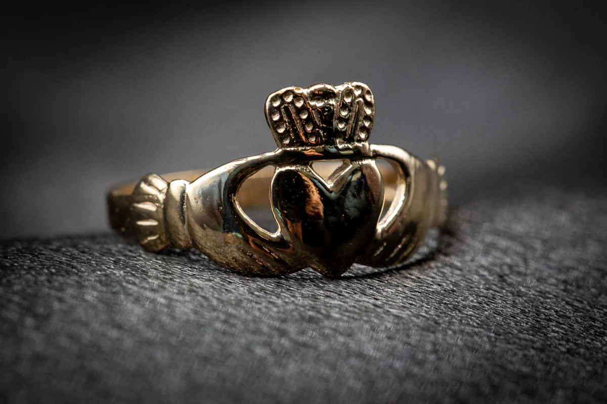Gold 9ct Claddagh Ring - Image 3