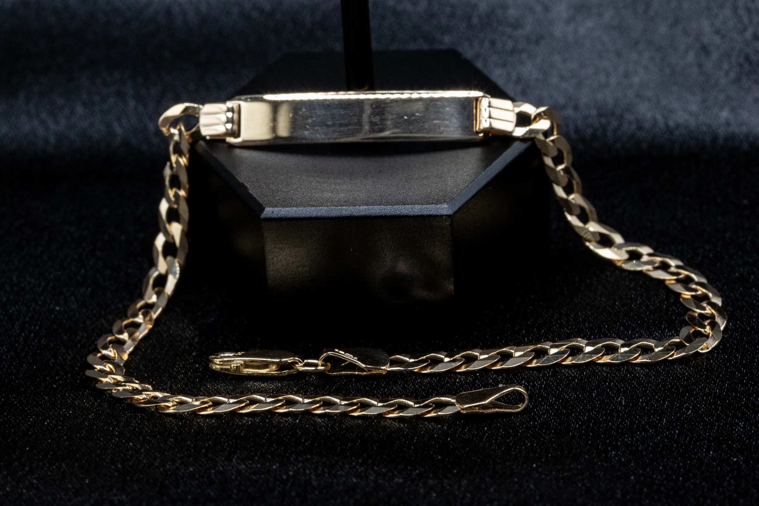 9ct Yellow Gold Gents Curb ID Bracelet – Classic & Timeless Design - Image 4
