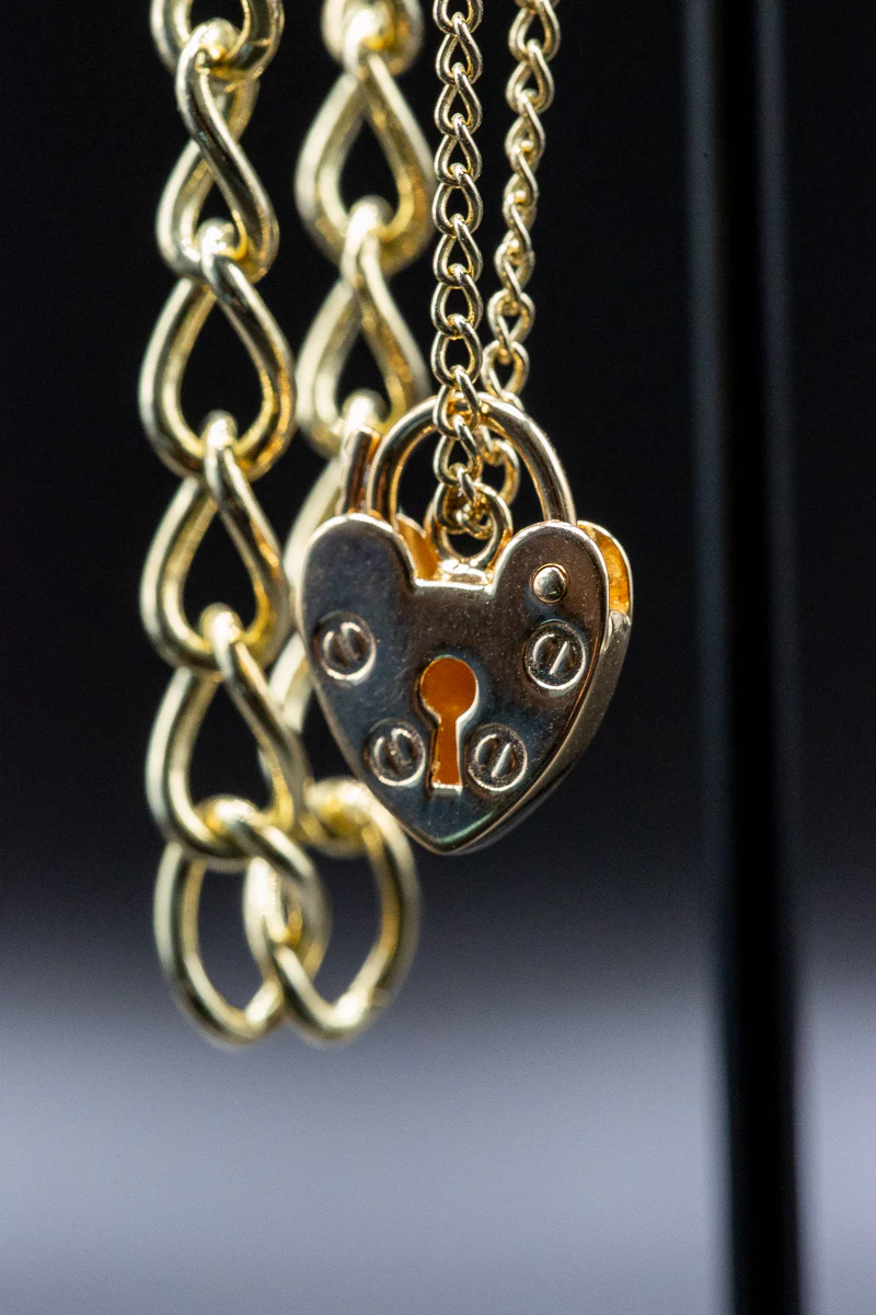 9ct Yellow Gold Ladies Curb Link Heart Lock Bracelet 7.5 Inch - Image 3