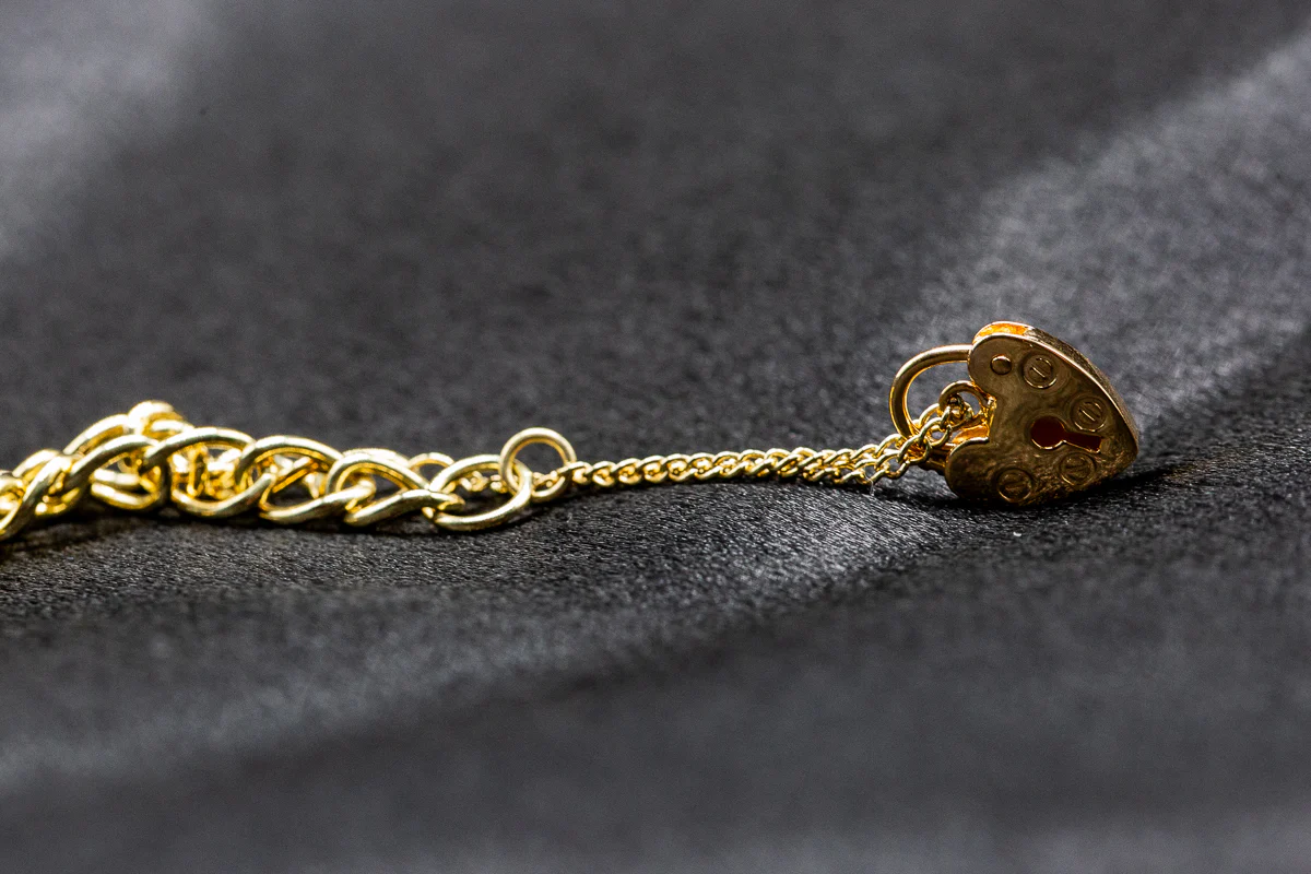 9ct Yellow Gold Ladies Curb Link Heart Lock Bracelet 7.5 Inch - Image 4