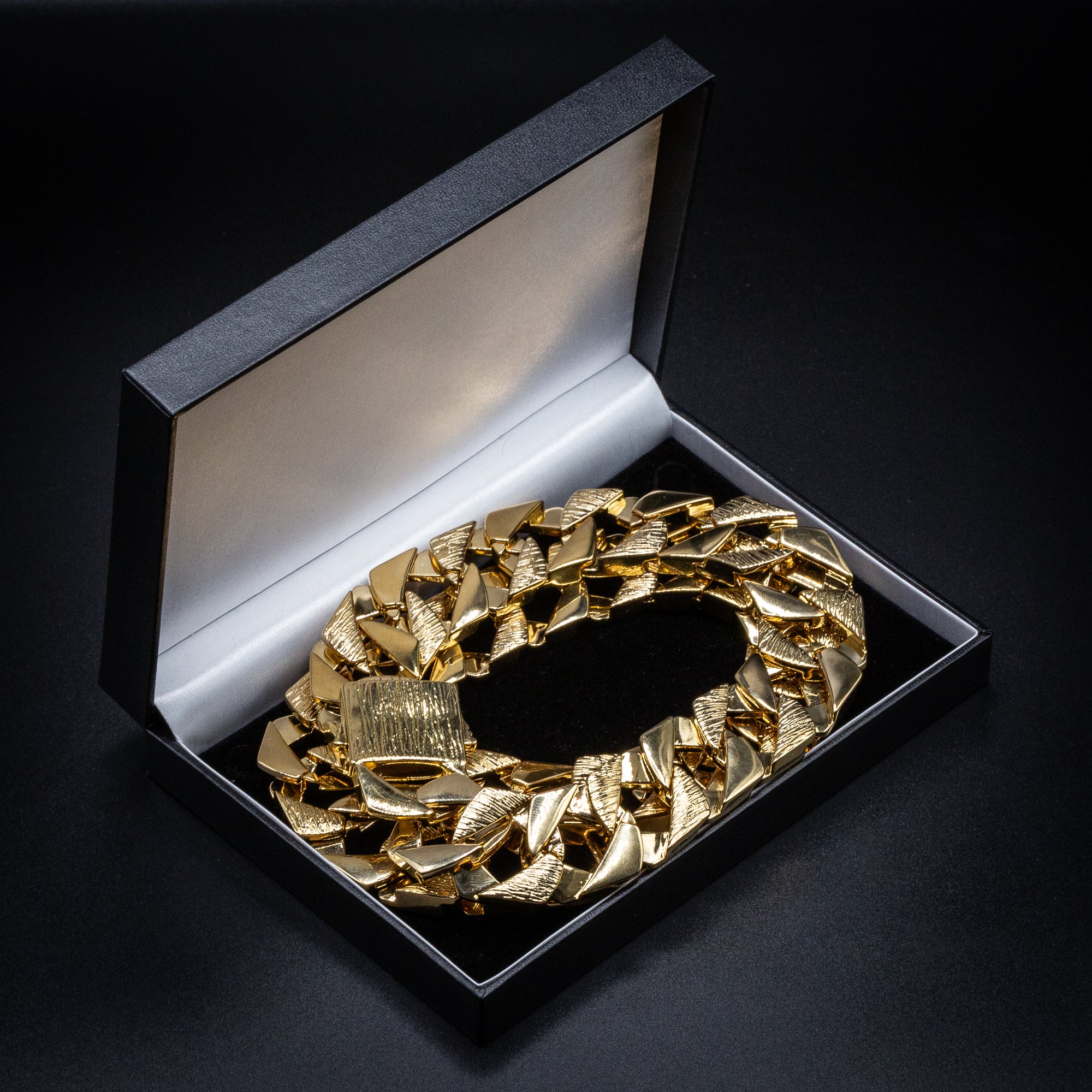 9ct Gold Bark-Chaps Curb Chain 27mm - Image 8